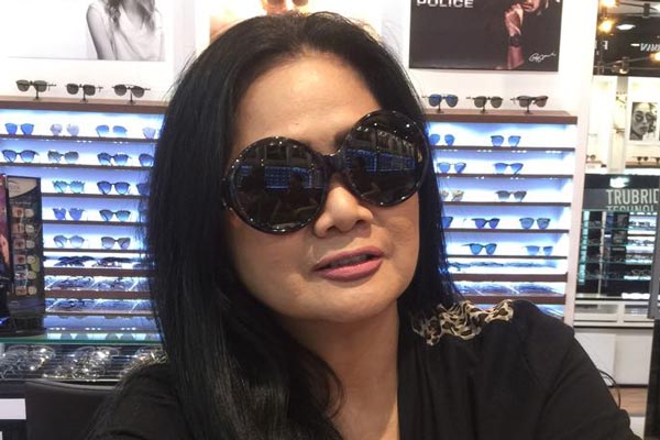 Kacamata dipakai oleh selebriti Vina Panduwinata