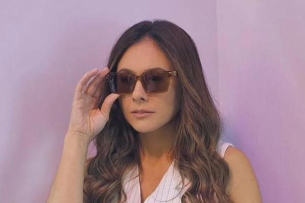 Kacamata dipakai oleh selebriti Wulan Guritno