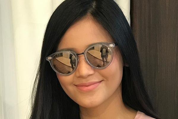 Kacamata dipakai oleh selebriti Yunita Siregar