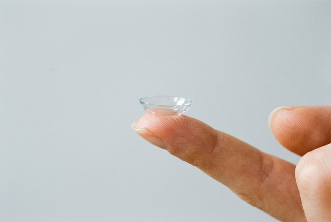 Softlens di ujung jari telunjuk dengan tepian mengarah ke atas