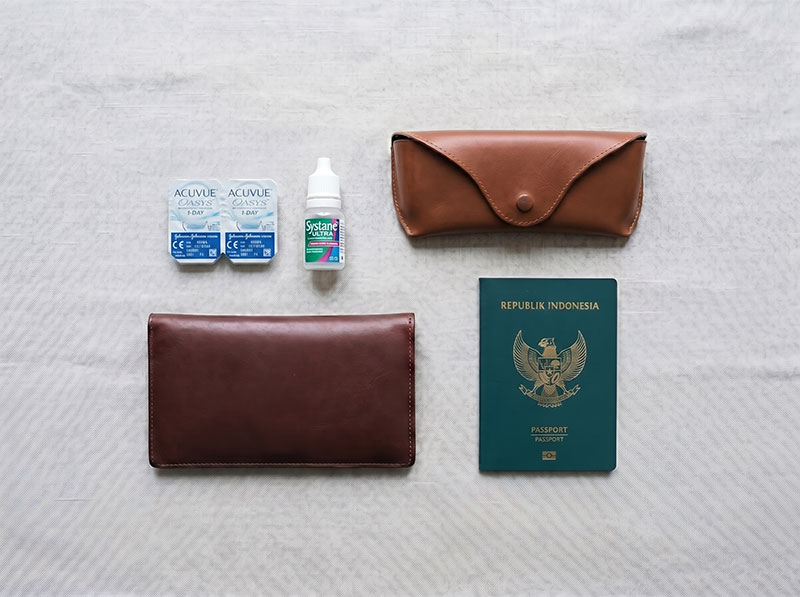 Travel kit Acuvue dan paspor Indonesia