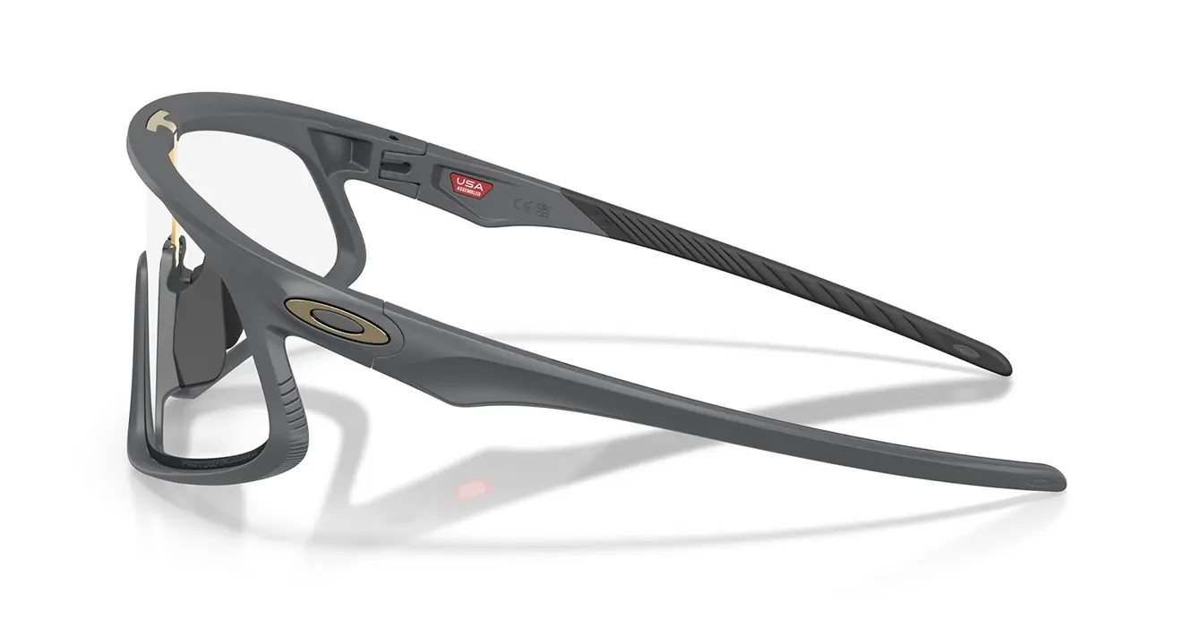Oakley RSLV 141 Matte Carbon W/ Clear/Grey Photochromic (OO9524D-06) s41